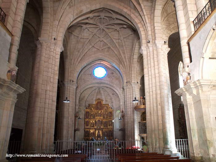 INTERIOR DEL TEMPLO HACIA LA CABECERA