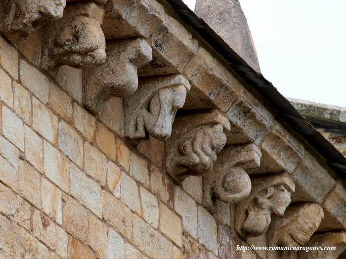 DETALLE DE LOS CANECILLOS DEL LADO NORTE