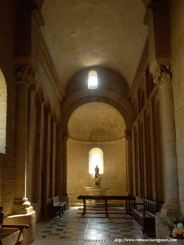 INTERIOR DE LA NAVE NORTE/PARROQUIAL HACIA LA CABECERA