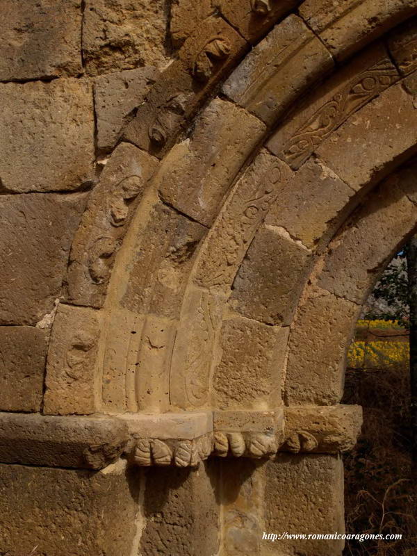 DETALLE DE LA DECORACIÓN DE LA PORTADA