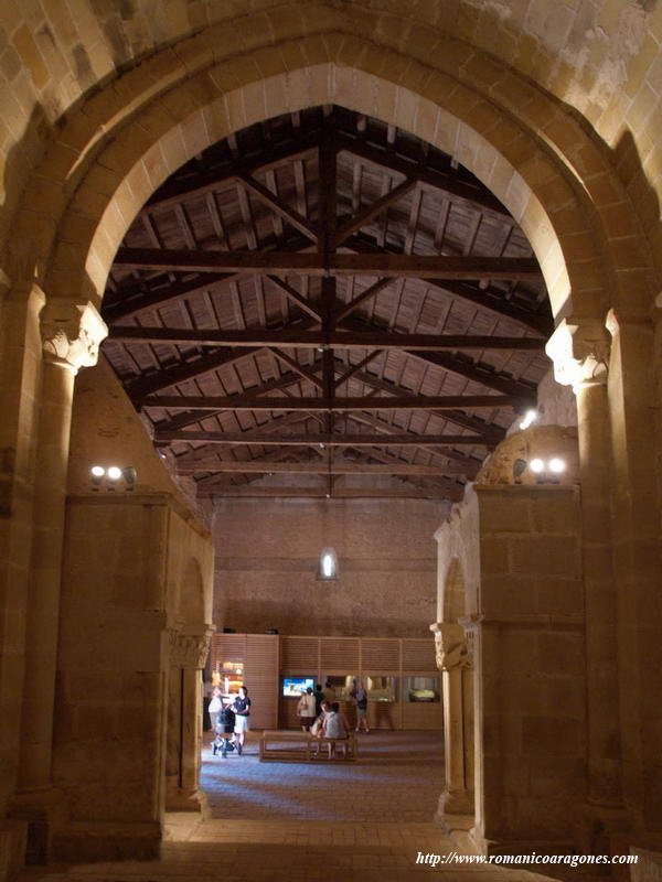 INTERIOR DEL TEMPLO HACIA LOS PIES