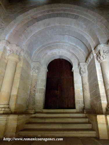 PUERTA DE LAS VÍRGENES CON SU ACCESO Y FALSA HERRADURA