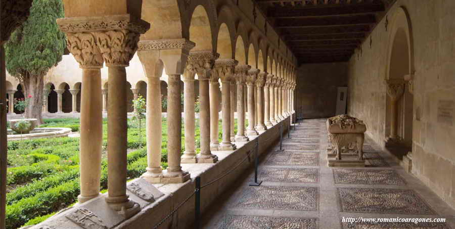 PANDA NORTE DEL CLAUSTRO DESDE EL ANGULO NORESTE. CENOTAFIO DE SANTO DOMINGO