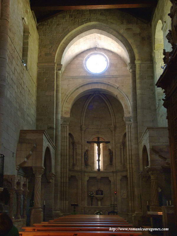 INTERIOR DEL TEMPLO HACIA LA CABECERA