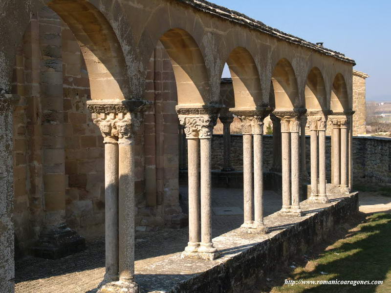 ARQUERIA NORTE CON COLUMNAS Y CAPITELES ORIGINALES