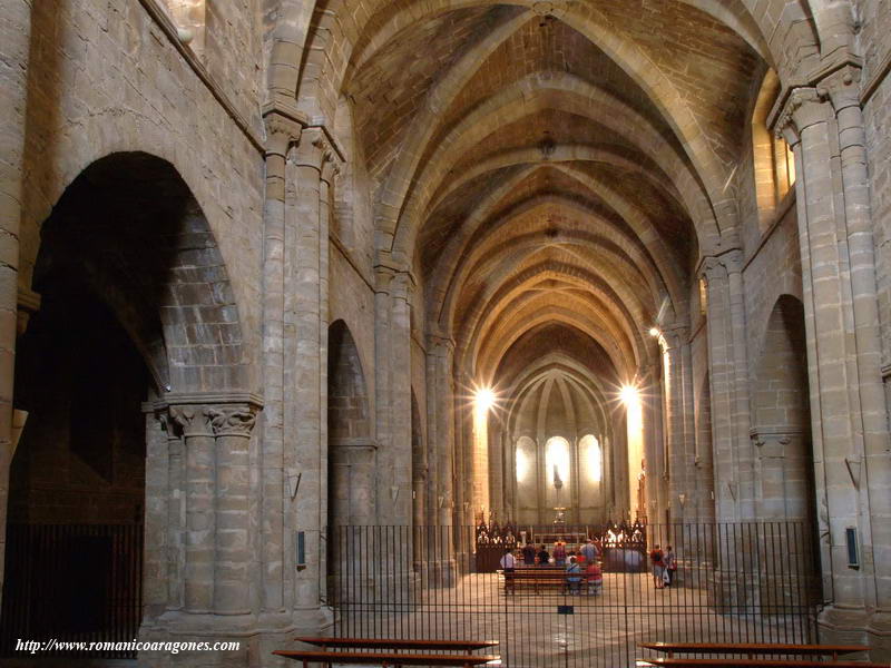 INTERIOR DEL TEMPLO HACIA LA CABECERA