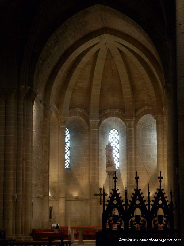 CABECERA DEL TEMPLO. EN PRIMER PLANO PINCULOS DE LOS ASIENTOS DEL CORO