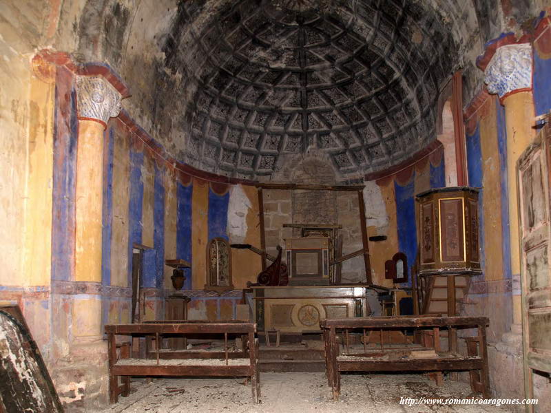 INTERIOR DEL TEMPLO HACIA LA CABECERA