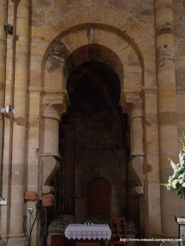 ARCO PERALTADO ENTRE ALTAR CENTRAL Y DEAMBULATORIO NORTE