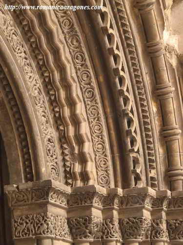 DETALLE DE LA FILIGRANA DE LA PORTADA CENTRAL DE PONIENTE