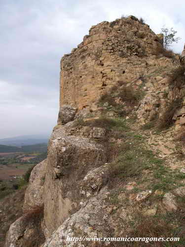 BASE DE LA TORRE, ERIGIDA SOBRE LA ROCA VIVA.