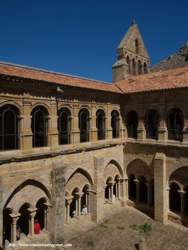 ANGULO NOROESTE DEL CLAUSTRO. AL FONDO LA ESPADAA DEL TEMPLO