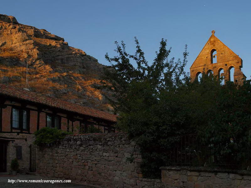 LA ESPADAÑA DEL CONVENTO AL ATARDECER