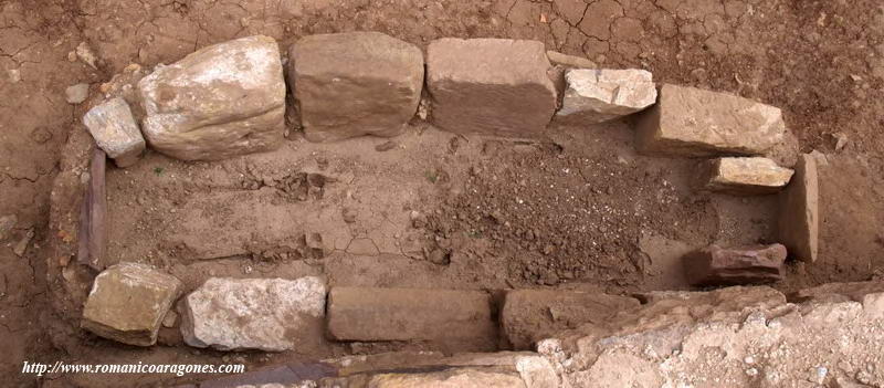 TUMBA DE LAJAS HINCADAS EN EL SUELO