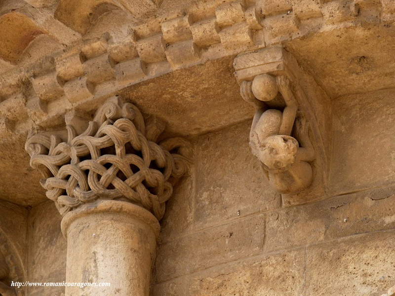 CAPITEL DE ENTRELAZOS DE DELICADA LABRA