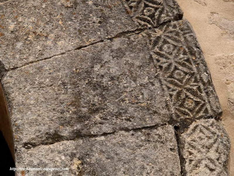 DELICADA PUNTILLA  EN EL DOVELAJE DEL ARCO