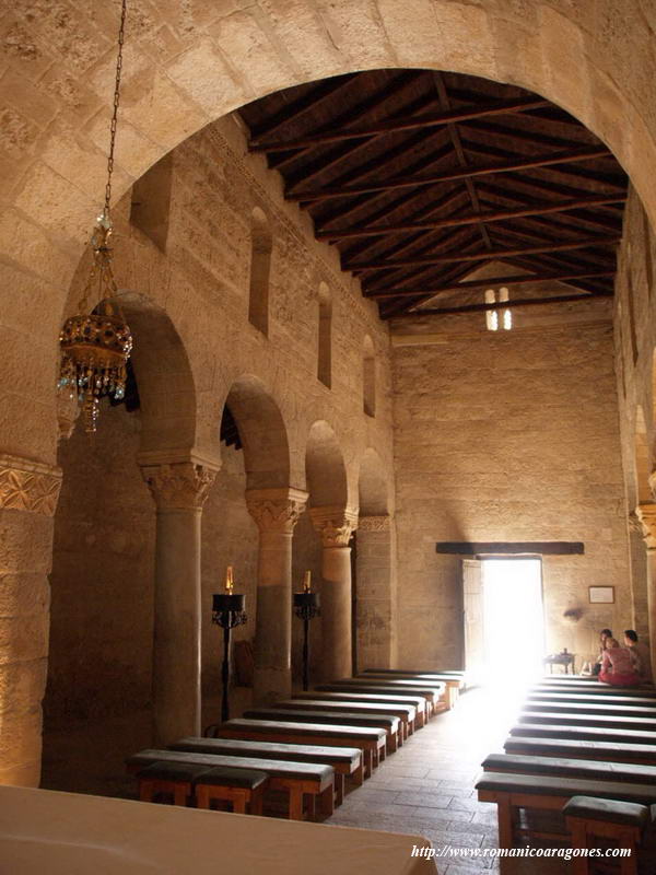 INTERIOR DEL TEMPLO HACIA LOS PIES