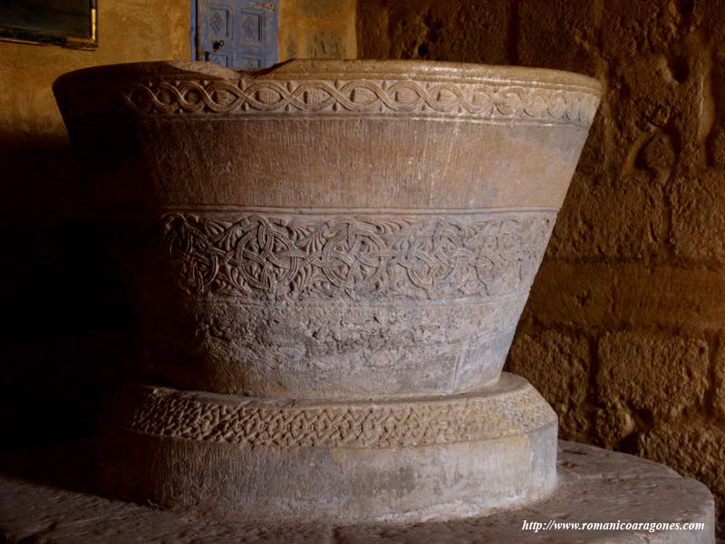 PILA BAUTISMAL CON DELICADAS CENEFAS DECORADAS