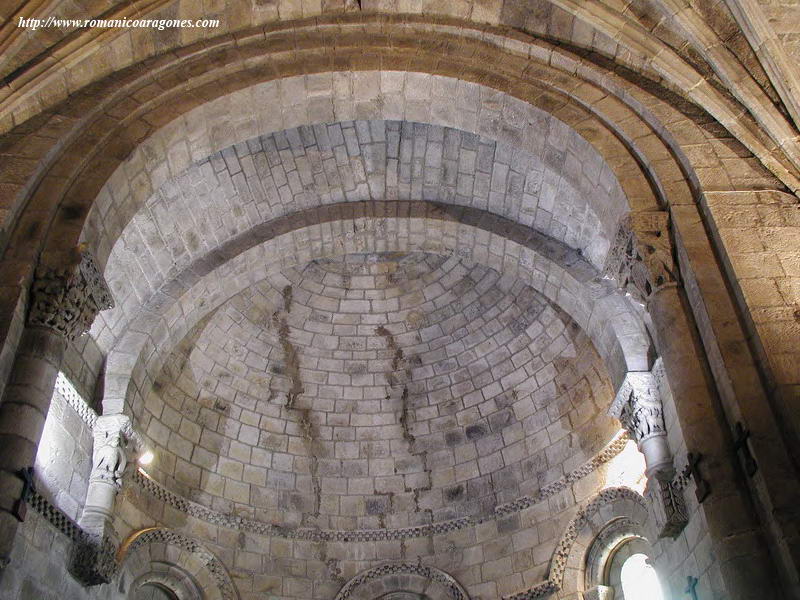 BVEDA DE LA CABECERA DEL TEMPLO. ARCO TRIUNFAL Y FAJN