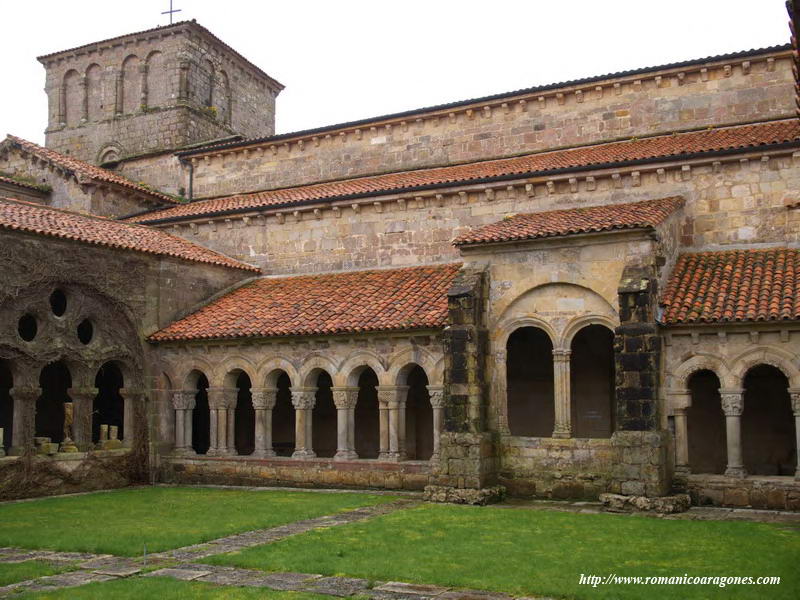 CLAUSTRO. NAVES DEL TEMPLO CON LAS DOS ALTURAS. BRAZO NORTE DEL CRUCERO Y CASETN DE LA BVEDA