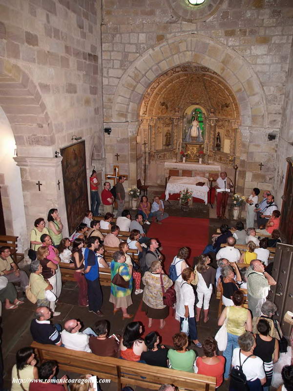 INTERIOR DEL TEMPLO HACIA LA CABECERA. GARCA GUINEA EXPLICANDO SUS IDEAS SOBRE EL TMPANO 