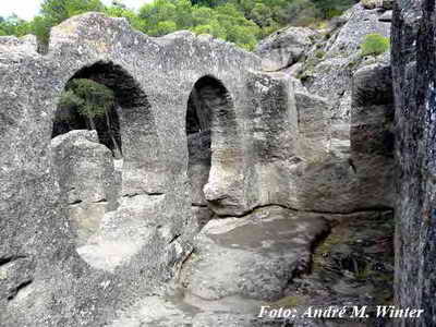 DETALLE DE LOS ARCOS DE HERRADURA LABRADOS EN LA PIEDRA