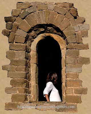 LOARRE. TORRE DE LA REINA. DOBLADURA LOMBARDA DEL ARCO