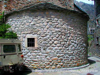 CANTOS RODADOS COMO MATERIAL DE CONSTRUCCIÓN. ANCILES (HUESCA)