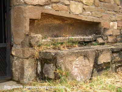 SENCILLO SARCÓFAGO  REUTILIZADO COMO GRAN SILLAR EN MURO. SANTA ISABEL DE CENTENERO (HUESCA)