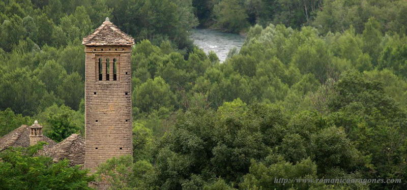 TORRE DE LÁRRED EMERGIENDO ENTRE LA VEGETACIÓN DEL GÁLLEGO