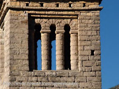 DETALLE DEL VANO TRIPLE EN EL LIENZO SUR DE LA TORRE DE LÁRREDE